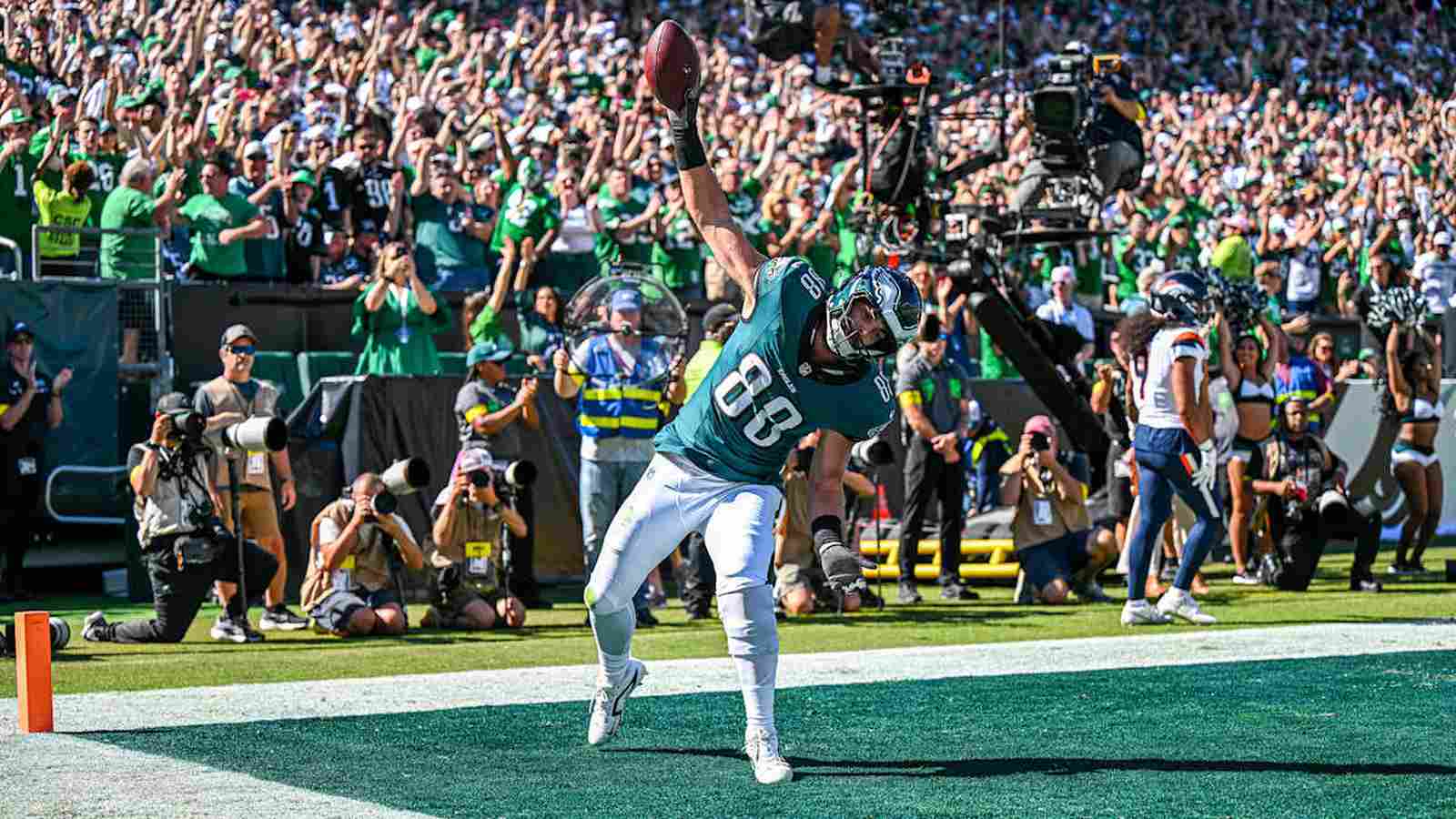 Դալլաս Գոդերթը դարձել է NFL-ի ամենահուսալի և դինամիկ թայթ էնդերից մեկը՝ կարևոր դեր խաղալով Ֆիլադելֆիա Իգլսի հարձակման մեջ իր բացառիկ հմտություններով և կայունությամբ։