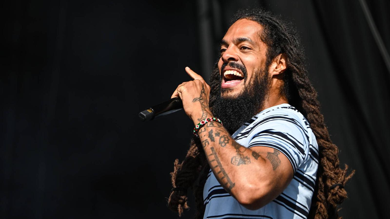 Լուի Թերուի փոդքաստը կորցրել է British Airways-ի հովանավորությունը՝ Բոբ Վայլանի հետ սկանդալային հարցազրույցից հետո, որտեղ երաժիշտը կրկին հաստատեց Գլասթոնբերիում հնչեցրած իր վիճահարույց կոչը։ Դեպքը ընդգծում է արվեստի ազատության և կորպորատիվ հովանավորության միջև աճող լարվածությունը՝ հանրային վերահսկողության պայմաններում։