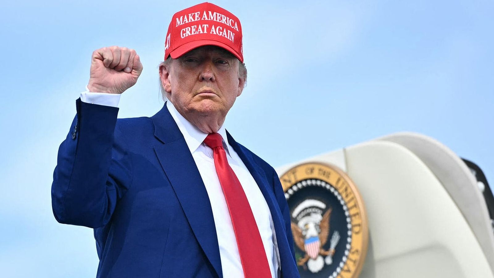 ԱՄՆ Գանձապետարանը քննարկում է $1 մետաղադրամի ստեղծումը՝ Թրամփի պատկերով՝ ԱՄՆ-ի 250-ամյակի առթիվ։ Այս աննախադեպ քայլը առաջացնում է իրավական, պատմական և մշակութային քննարկումներ՝ ԱՄՆ արժույթի վրա կենդանի անձանց պատկերների մասին։