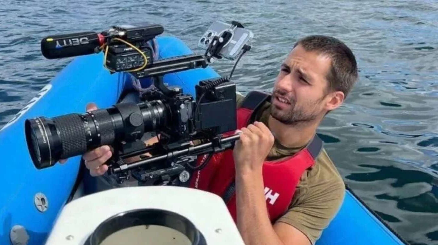 Ալֆի Ուայթմենը, Տոտենհեմի ակադեմիայի նախկին դարպասապահը, 26 տարեկան հասակում ավարտեց ֆուտբոլիստի կարիերան՝ ընտրելով լուսանկարչության և ռեժիսուրայի ուղին։