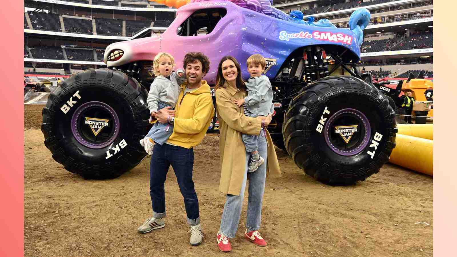 Մենդի Մուրի ճանապարհը՝ դեռահաս երգչուհուց մինչև հայտնի դերասանուհի և նվիրված մայր, վկայում է նրա դիմացկունության, ստեղծարարության և ընտանիքի ու կարիերայի հանդեպ անսահման նվիրվածության մասին: