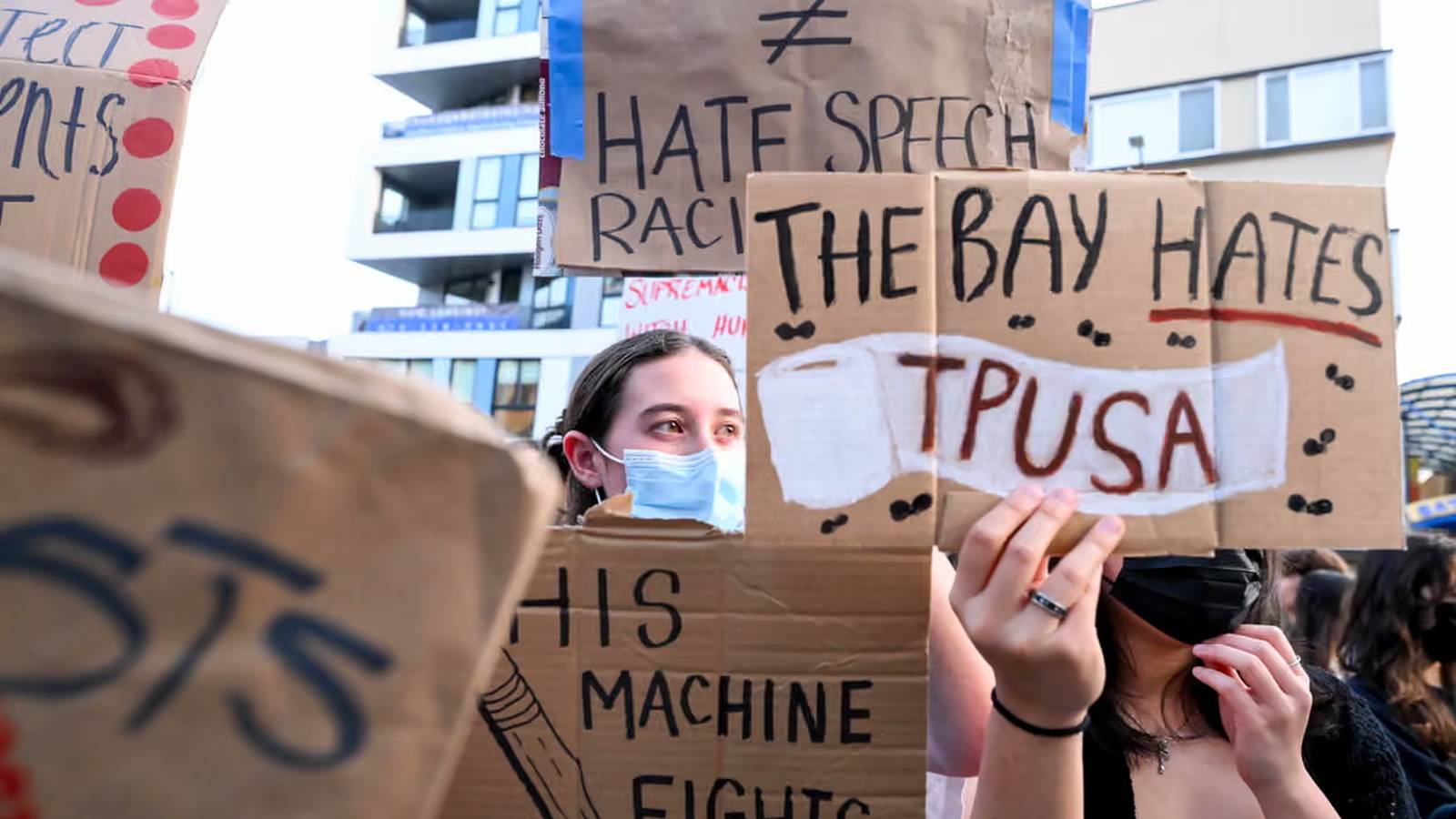 Բերկլիի համալսարանի տարածքը դարձավ ազգային հակասությունների կենտրոն՝ Turning Point USA-ի Չառլի Քիրկի հիշատակին նվիրված շրջագայության ավարտի ժամանակ։ Միջոցառումը հավաքեց հարյուրավոր ցուցարարներ, ուժեղ ոստիկանության ներկայություն և ընդգծեց քաղաքական բանավեճի խորացած պառակտումները։