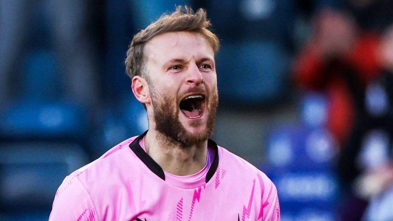 Ֆոլկիրկի դարպասապահ Սքոթ Բեյնը երկար սպասված վերադարձ է կատարում Շոտլանդիայի հավաքական՝ կարևորագույն աշխարհի առաջնության որակավորման խաղերի համար Հունաստանի և Դանիայի դեմ՝ նշելով կարիերայի կարևոր քայլը: