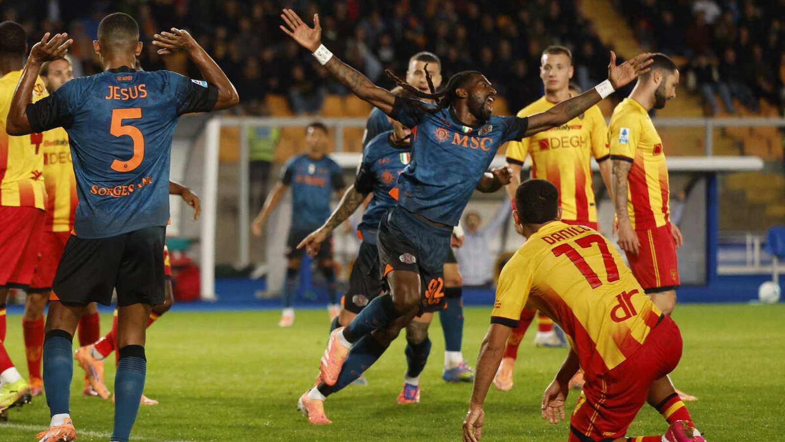 Անտոնիո Կոնտե․ Նապոլիի ճնշումները, վնասվածքներ և ղեկավարության աջակցությունը