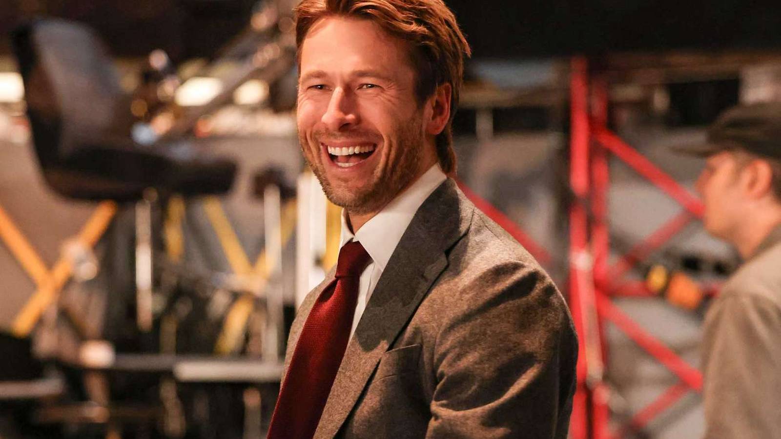 La imitación de Sebastian Maniscalco en SNL trae nostalgia y risas en el debut de Glen Powell como presentador