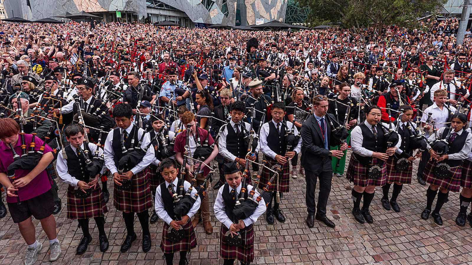 Ջերարդ Բաթլերը մասնակցեց Մելբուռնի փողայինների համերգին, որտեղ AC/DC-ի լեգենդար երգի կատարմամբ սահմանվեց աշխարհի ամենամեծ փողային համույթի ռեկորդը։ Միջոցառումը նաև նշանավորեց Բաթլերի ծննդյան օրը և ռոք երաժշտության պատմությունը։