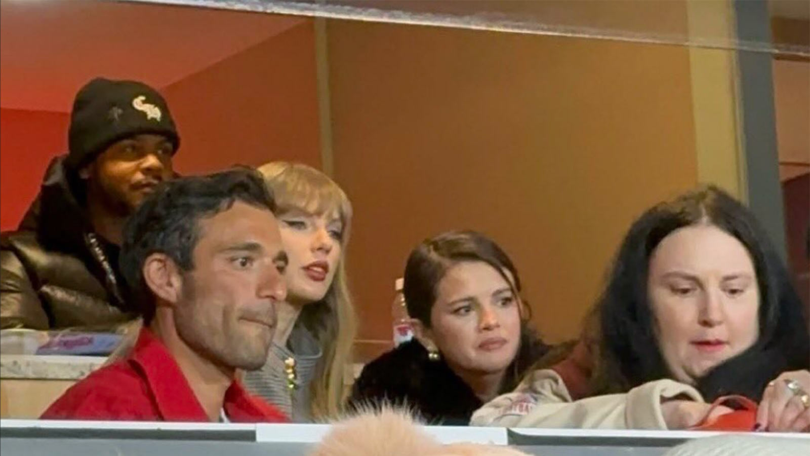 Lena Dunham Joins Taylor Swift and Selena Gomez at Chiefs Game: Inside a Star-Studded Night in Kansas City – Azat TV