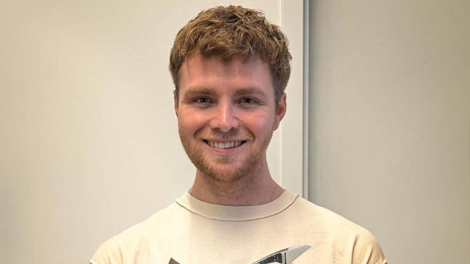 Alex Warren performing live