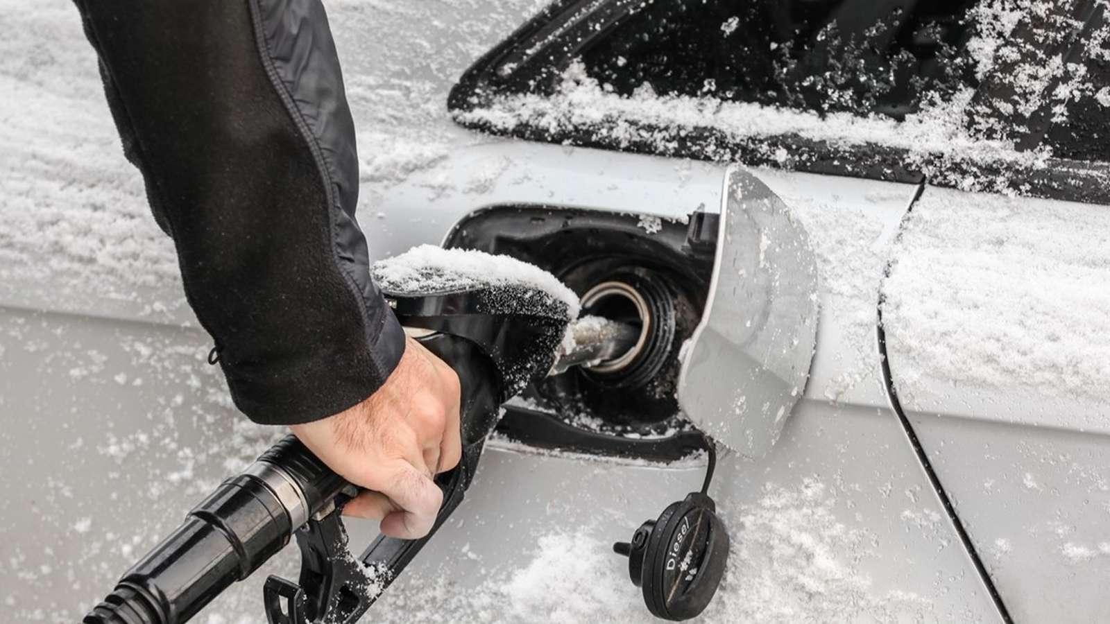 Holiday Gas Prices 2025: Lowest in Years Spark Travel Surge Across U.S.