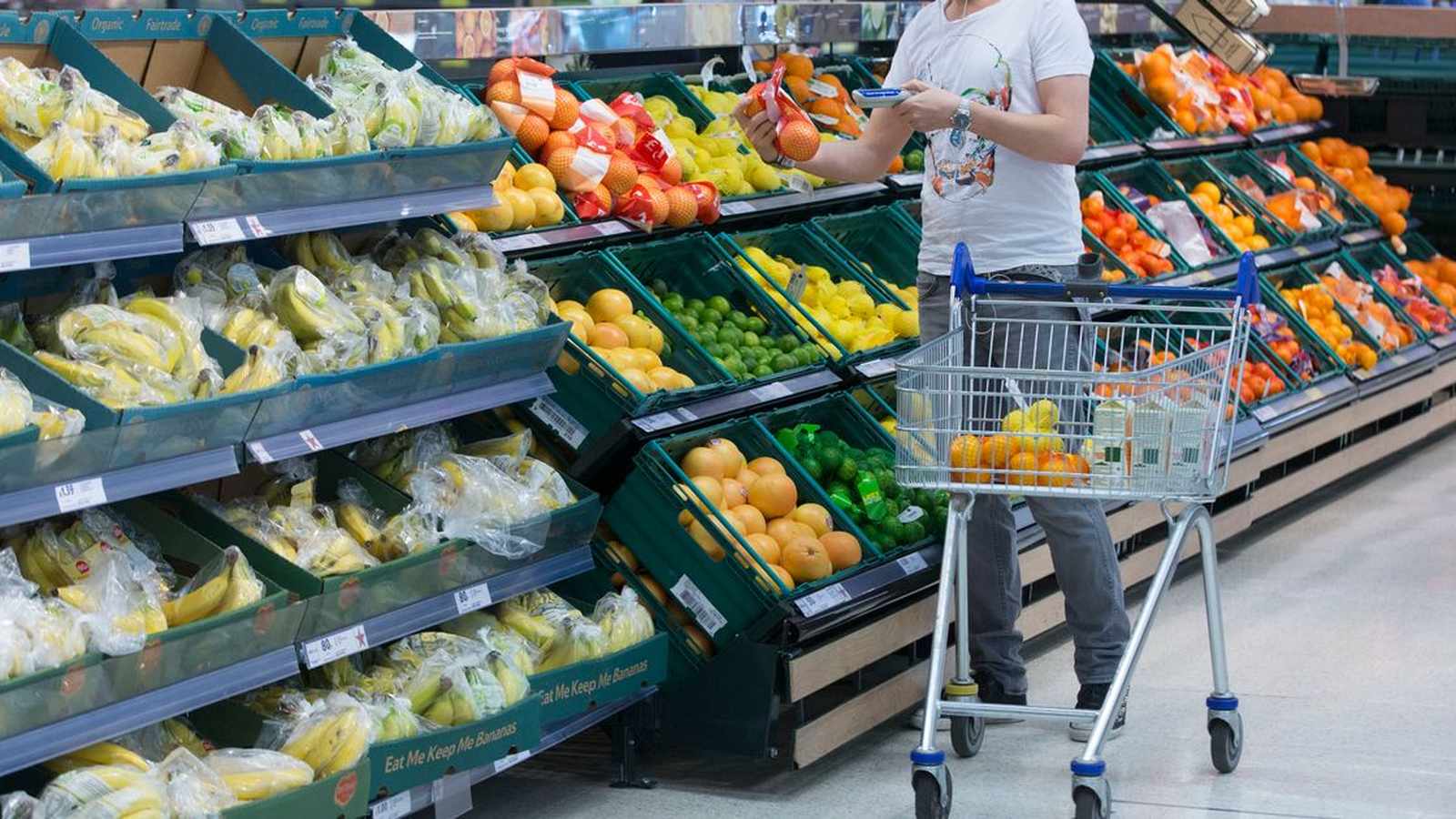 Children receiving apples at Tesco