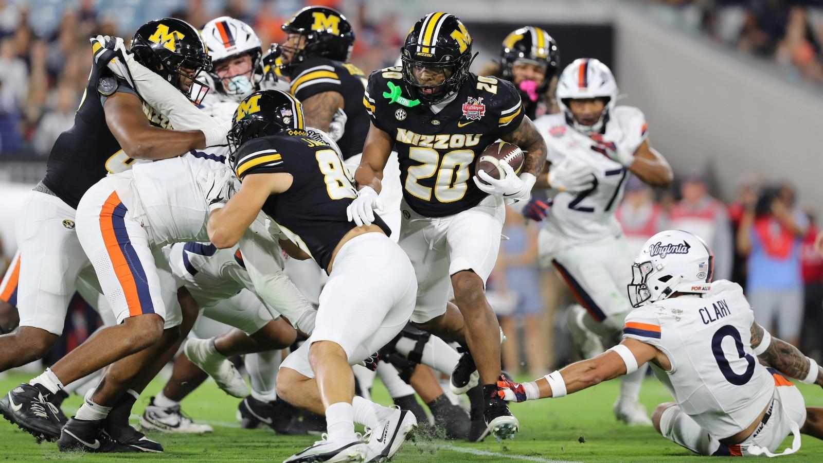 Virginia football team celebrating victory