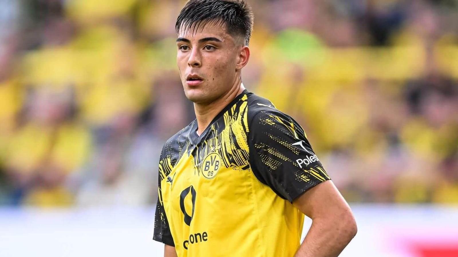 Aaron Anselmino in Borussia Dortmund jersey