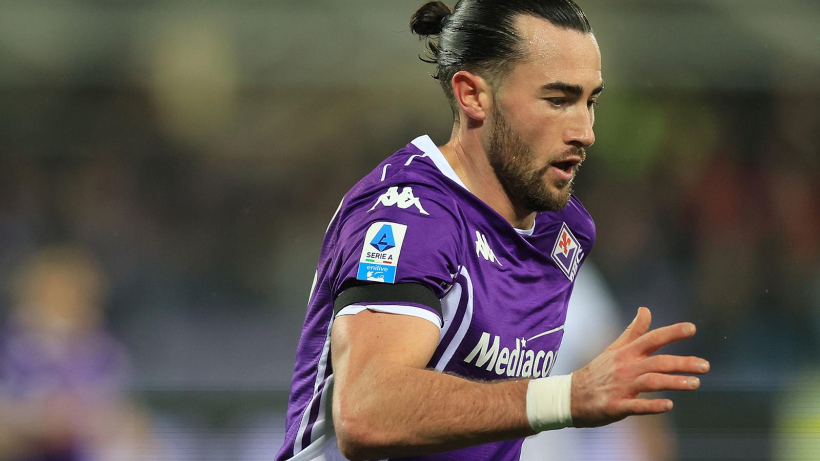 Como football players celebrating a goal on the field