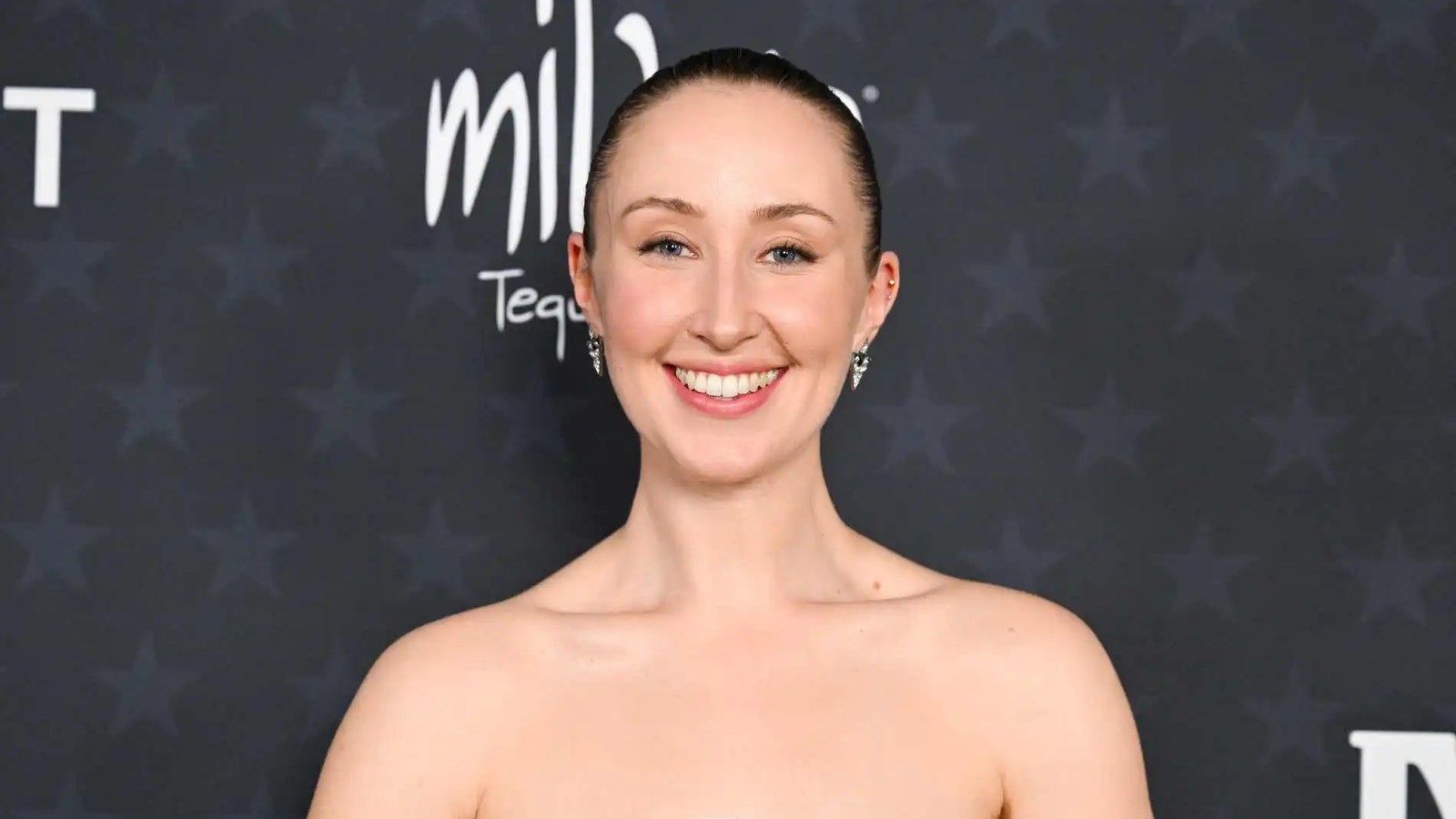 Erin Doherty holding trophy