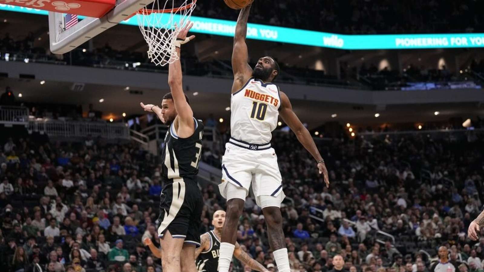 Julian Strawther playing basketball