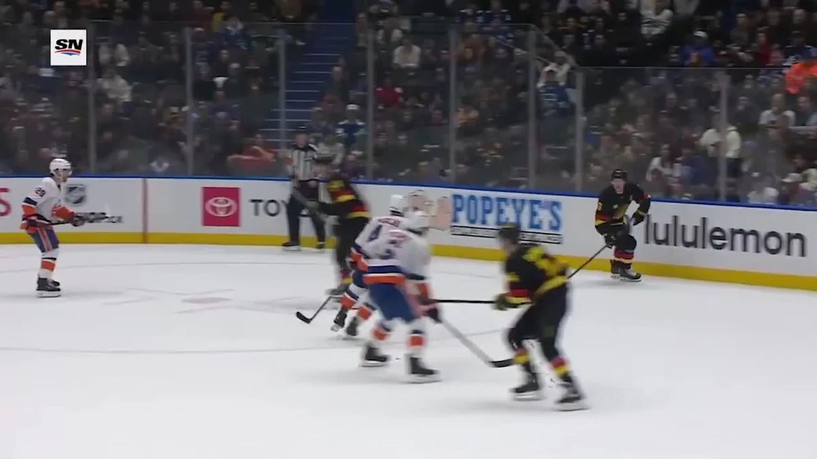 Matthew Schaefer playing ice hockey