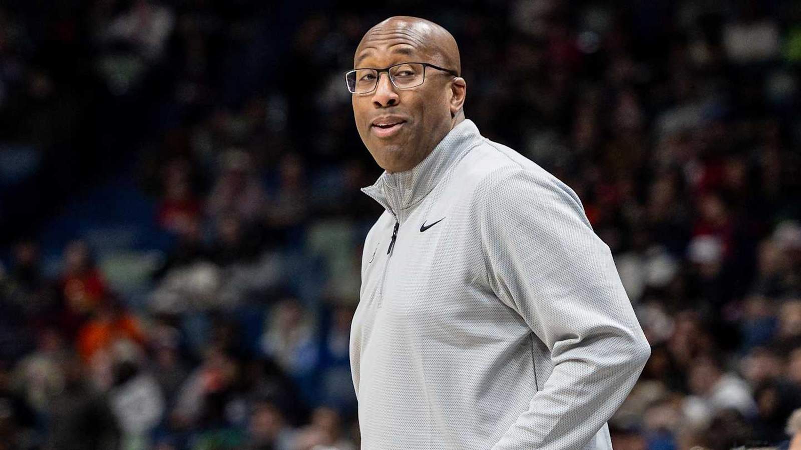 Mike Brown coaching basketball team