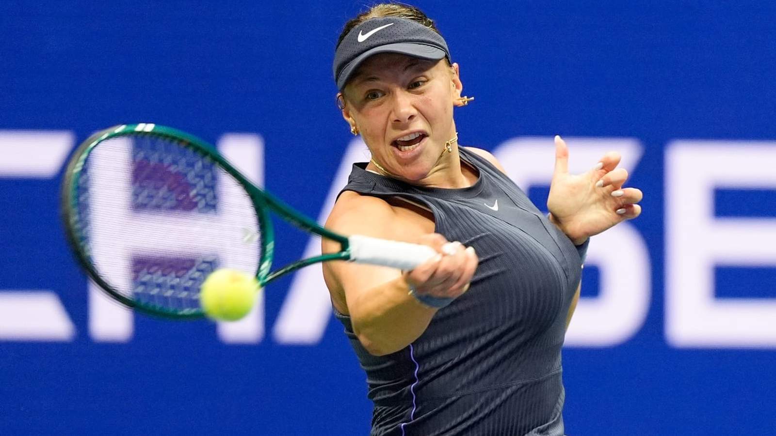 Amanda Anisimova playing tennis