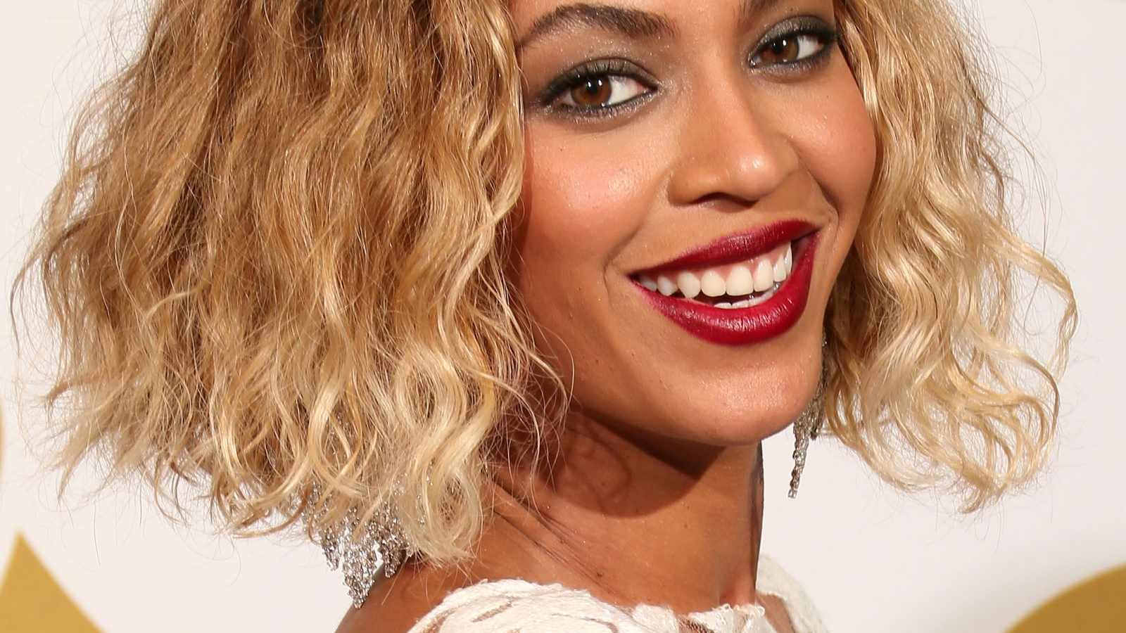 Beyoncé with blonde bob haircut