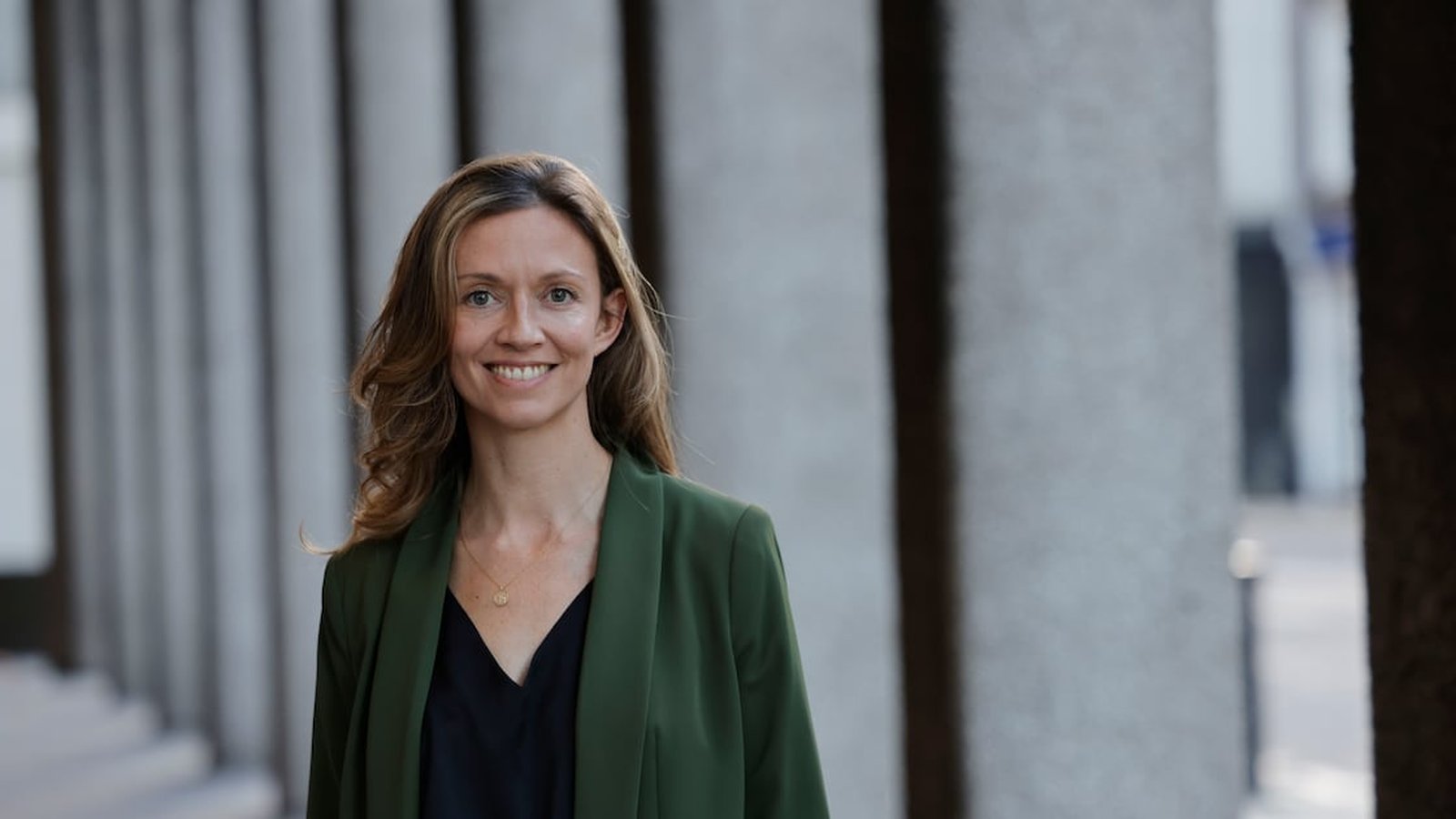 Cairns Urges Assertive Stance on Trump, Demands Online Safety Overhaul