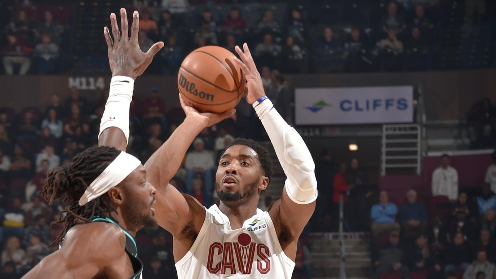 Jarrett Allen playing basketball