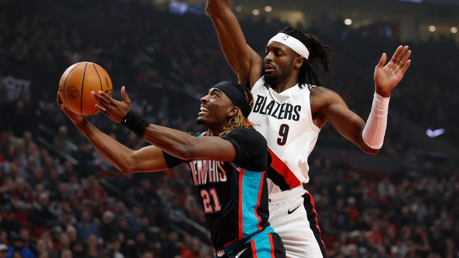 Scoot Henderson dribbling basketball in game