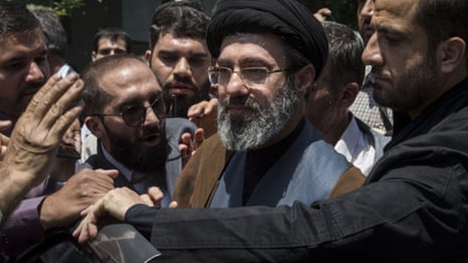 Ալի Լարիջանին ստանձնում է վերահսկողությունը Իրանում իշխանության համար պայքարի ֆոնին