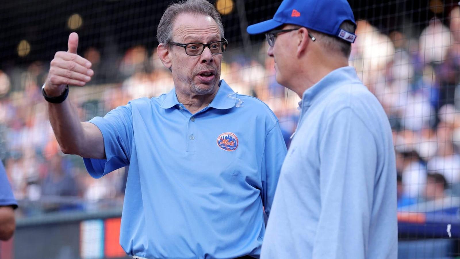 Howie Rose broadcasting baseball game