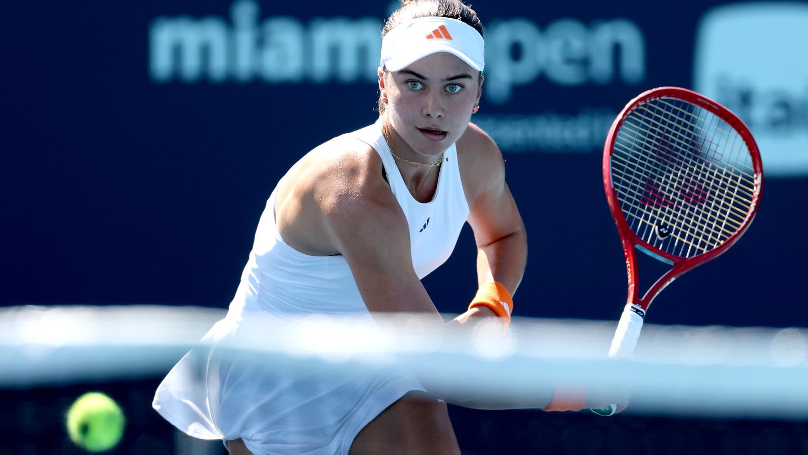Iva Jovic on tennis court