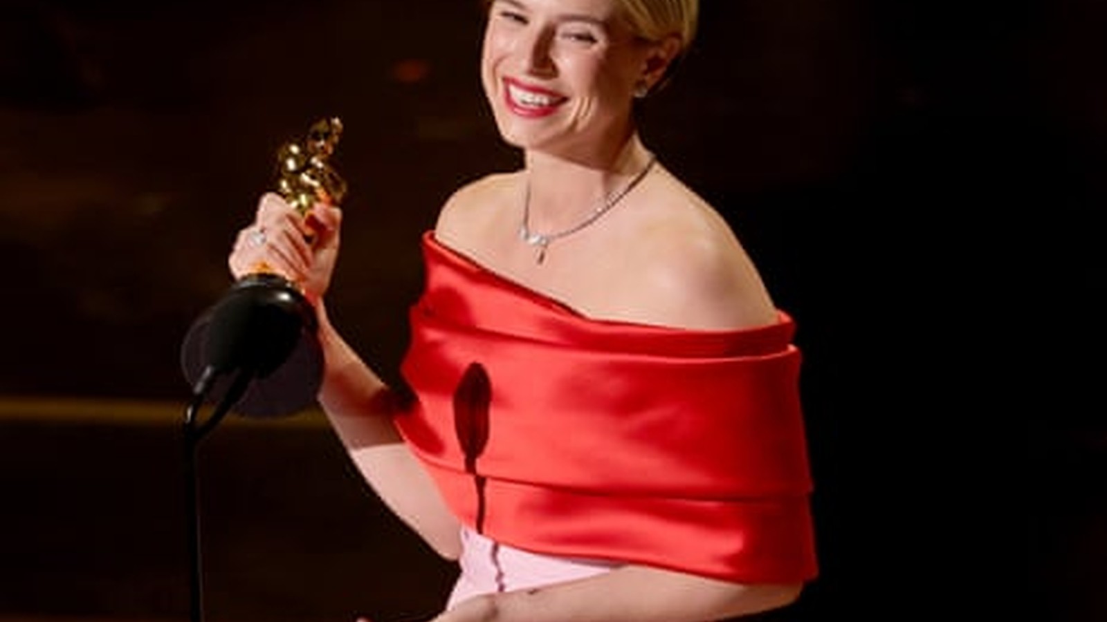 Jessie Buckley holding Oscar statue