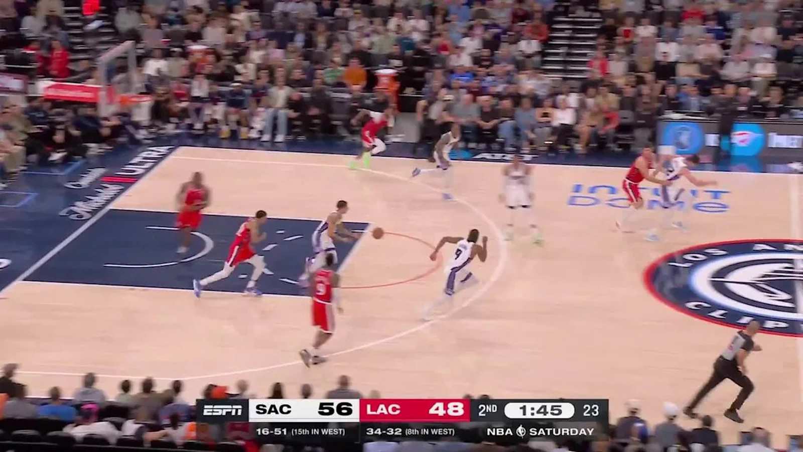 Nique Clifford on basketball court