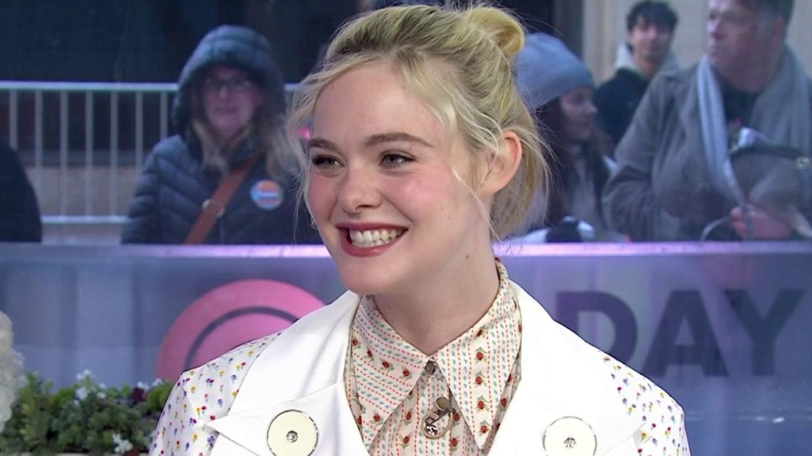 Dakota and Elle Fanning posing