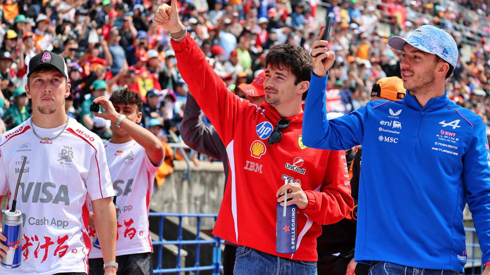 Liam Lawson driving race car