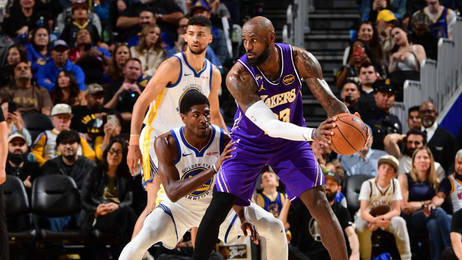 Seth Curry playing basketball