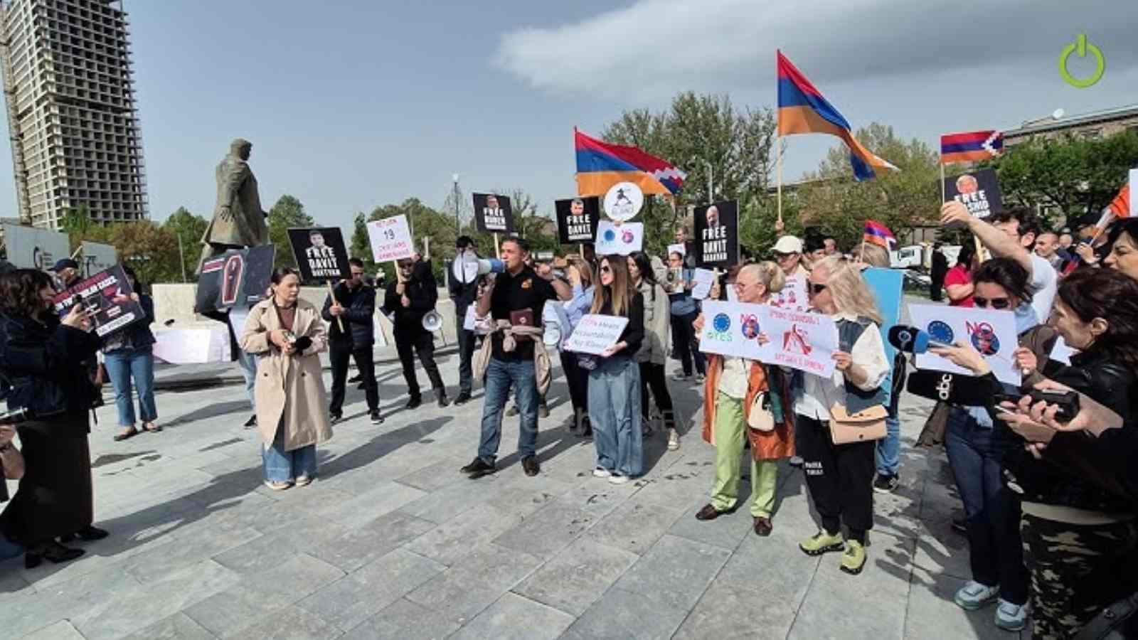 Դուք այստեղ եք, բայց Բաքվի բանտերում մեր գերիներն են. արցախցու կոչը՝ եվրոպացի լիդերներին