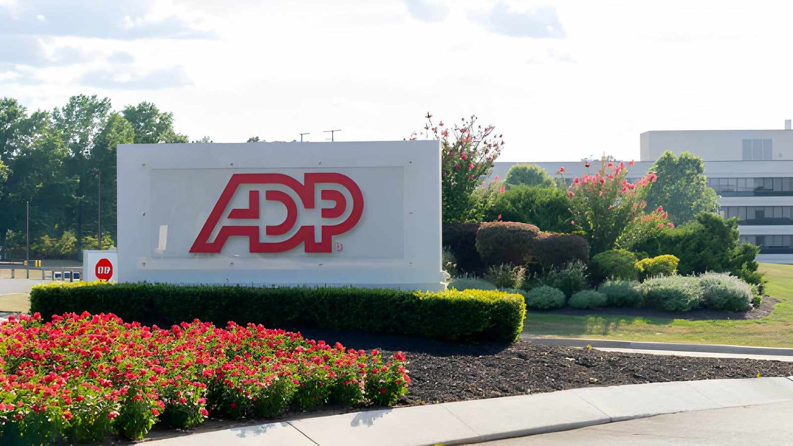 ADP-ի երկակի հեռանկարները. կորպորատիվ գնահատում և ռազմավարական ազգային ներդրումներ