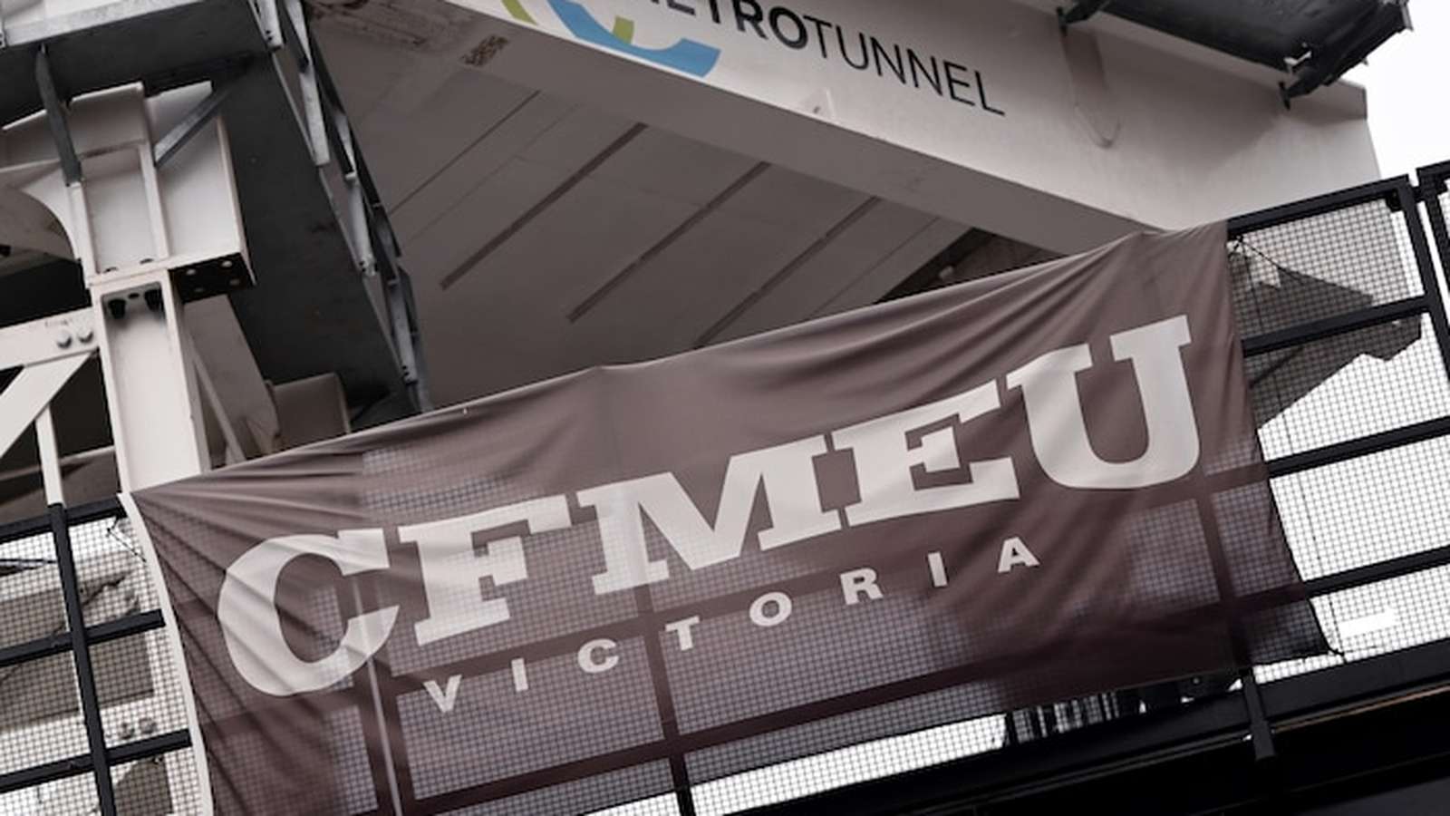 A large CFMEU Victoria banner hanging at a Metro Tunnel construction site project