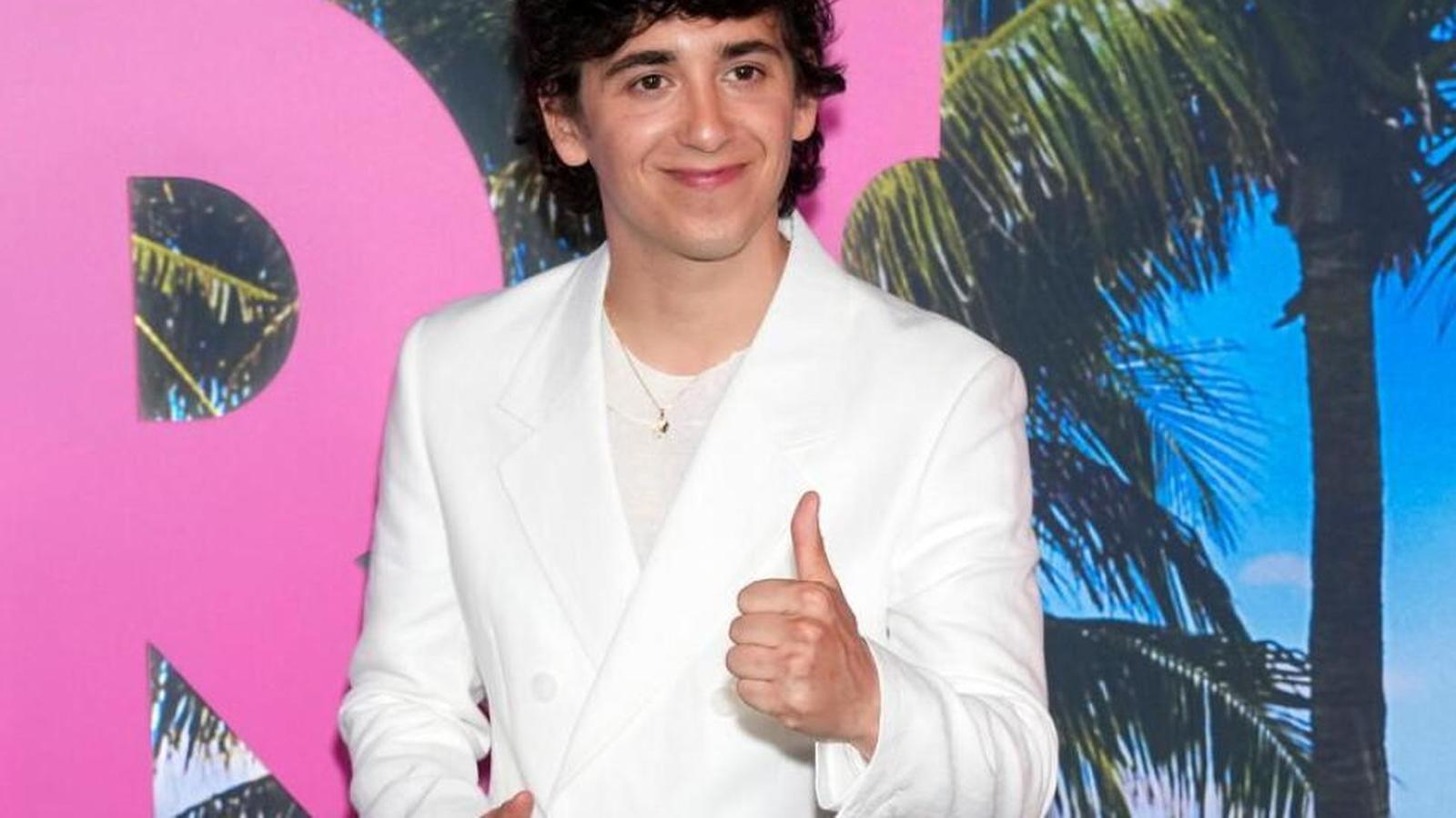 Marcello Hernandez smiling and giving a thumbs up at a red carpet event