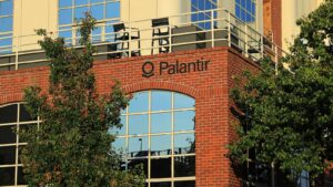 Palantir-ը վերականգնում է 50-օրյա միջին ցուցանիշը եկամուտների հաշվետվությունից առաջ՝ բարձր գնահատման ֆոնին